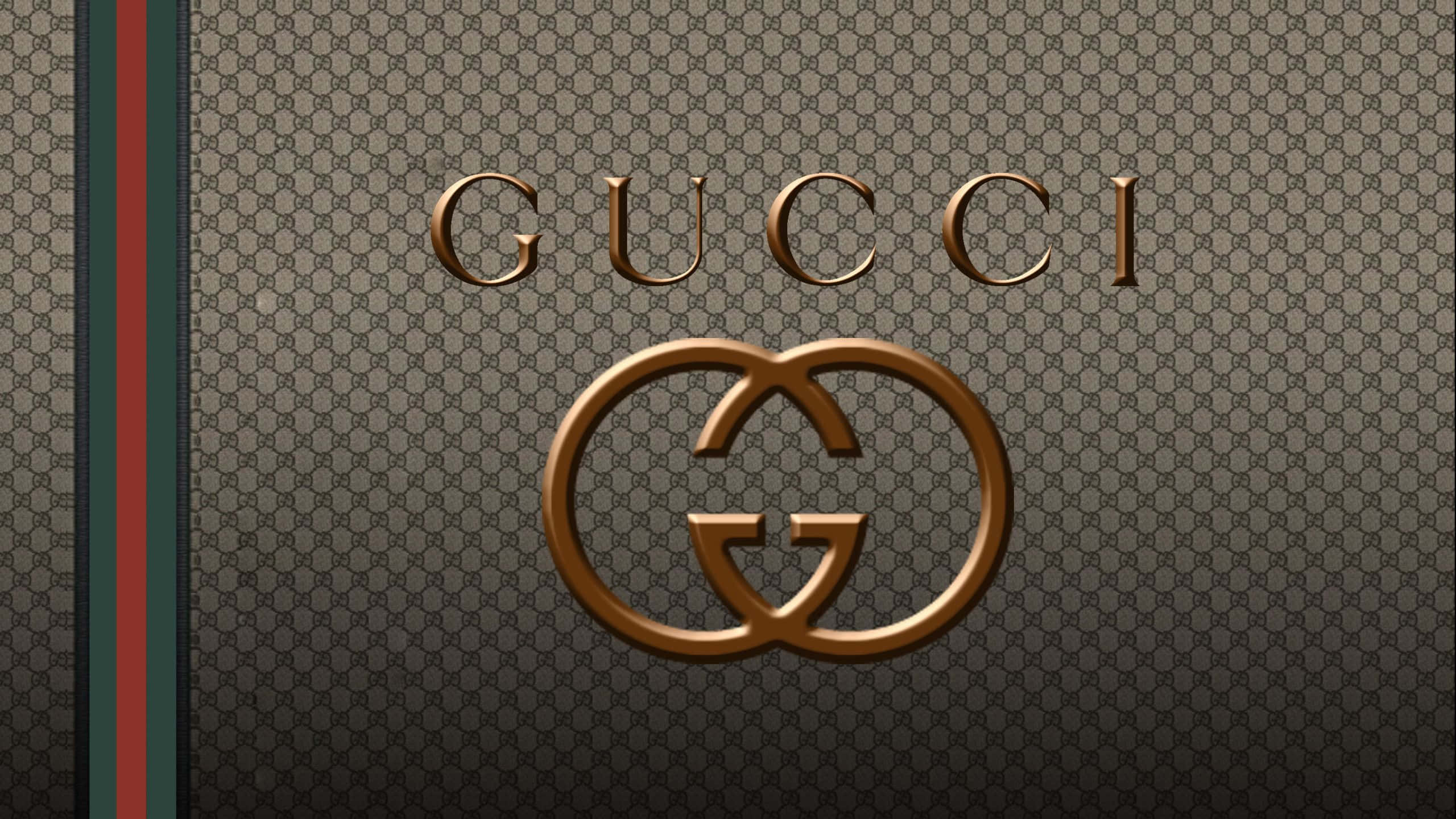 Luxury Brands 桌布 壁紙 — Gucci 標誌以金色壓印在帶有紅、綠、藍條紋的字母組合圖案布料上。