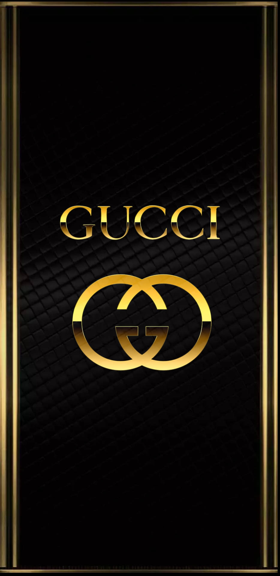 Gucci 標誌以金色呈現於黑色紋理背景上，配以金色邊框。 — iPhone 美學 壁紙