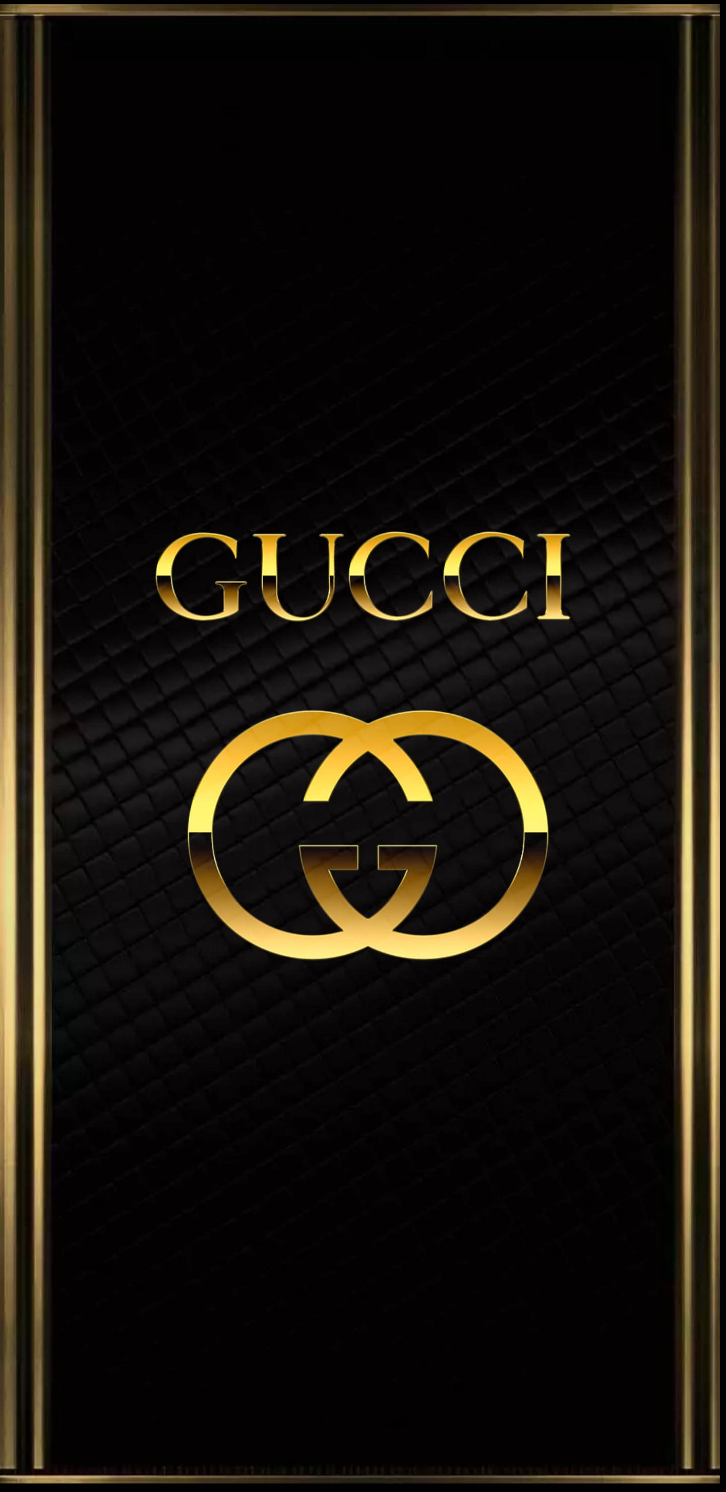 Gucci iPhone 桌布 壁紙 — Gucci 標誌以閃耀金色呈現於黑色絎縫皮革上，搭配金色飾邊。