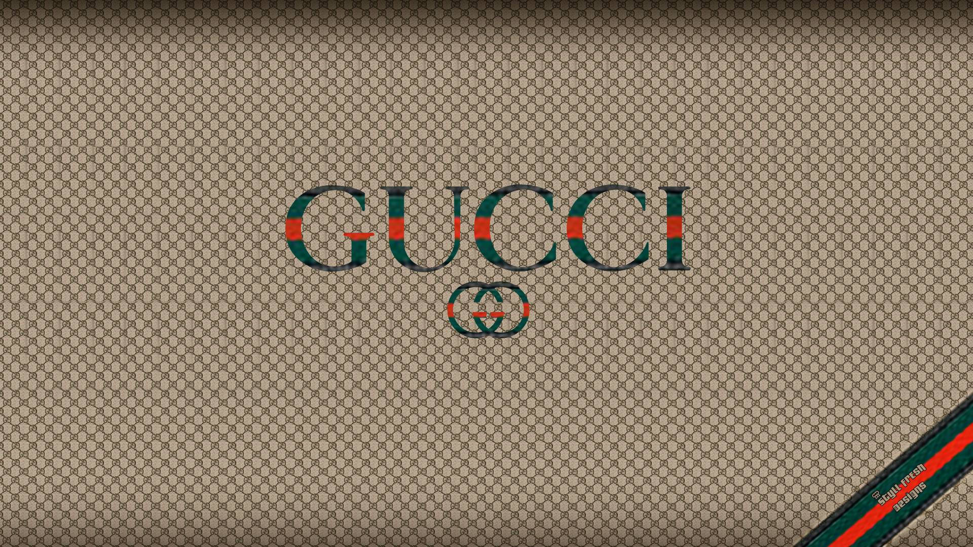 Gucci 桌布 壁紙 — Gucci 標誌以青綠色和紅色呈現於米色字母組合帆布上，角落有對角綠色紅色條紋。