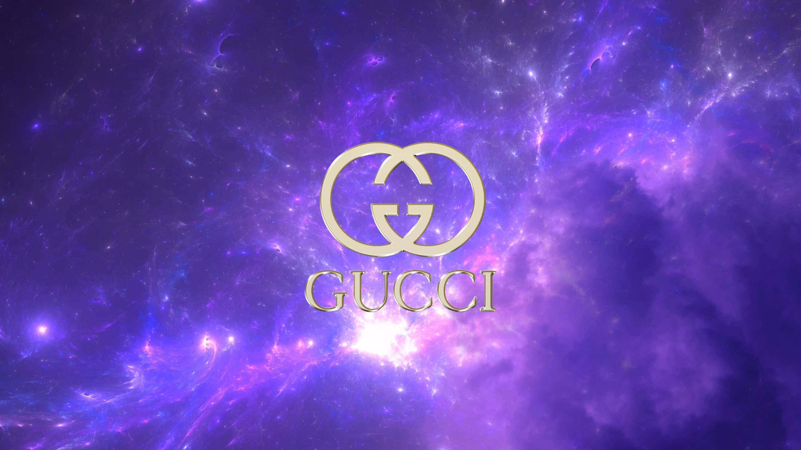 Purple Gucci 桌布 壁紙 — Gucci 標誌在充滿星星和發光氣體雲的充滿活力的紫色宇宙星雲中閃耀著金色光芒。