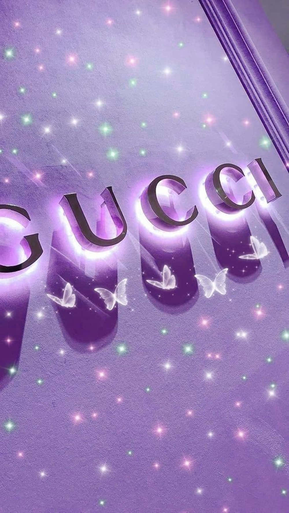 標誌 桌布 壁紙 — Gucci 標誌在閃爍的紫色背景上，伴隨著飄浮的蝴蝶，發出霓虹光芒。