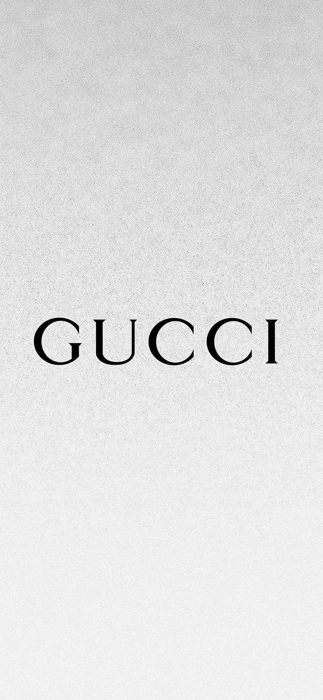 Silver Aesthetic iPhone 桌布 壁紙 — Gucci 這個詞以粗體黑色襯線字體居中顯示在帶有紋理的淺灰色背景上。