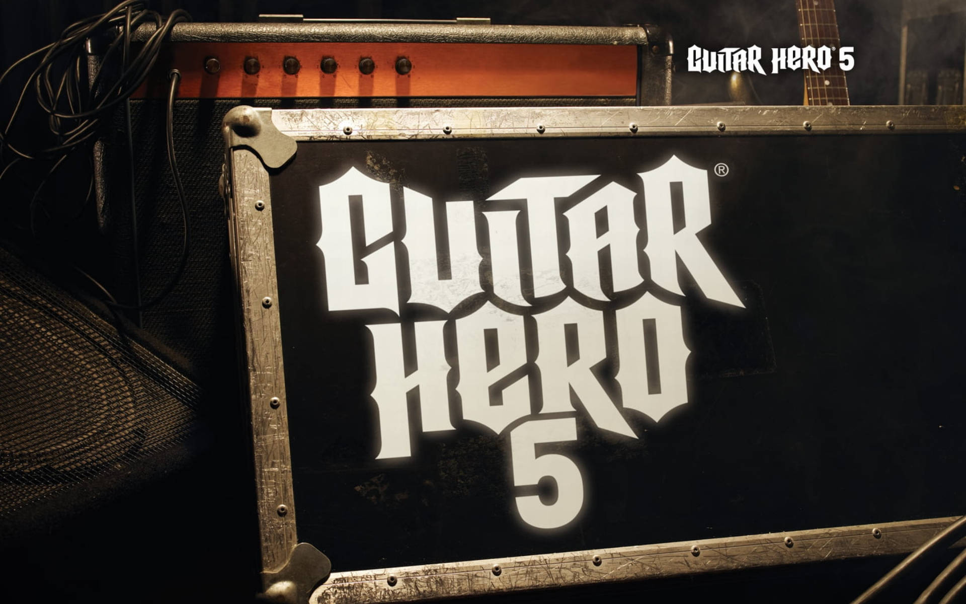 Guitar Hero 5 遊戲盒，背景有舞台設備。 — 吉他英雄 壁紙