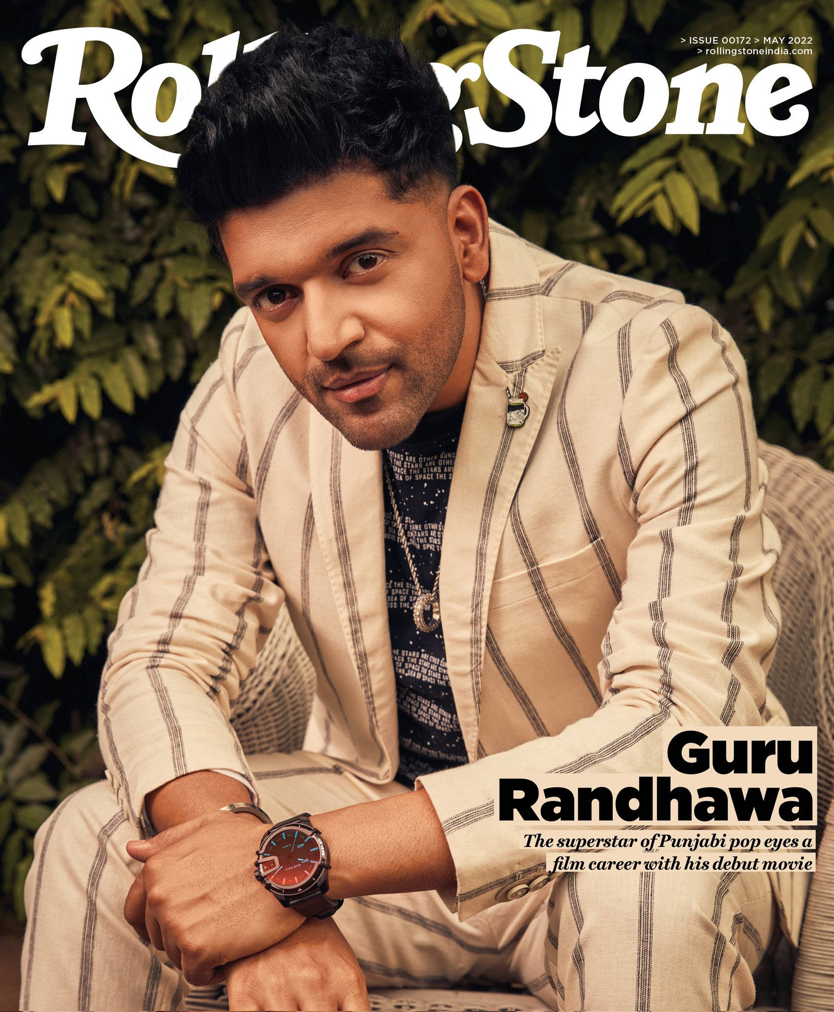 Guru Randhawa 桌布 壁紙 — Guru Randhawa 自信地穿著條紋米色西裝，在《Rolling Stone》雜誌封面上以茂密的綠色樹葉為背景擺姿勢。