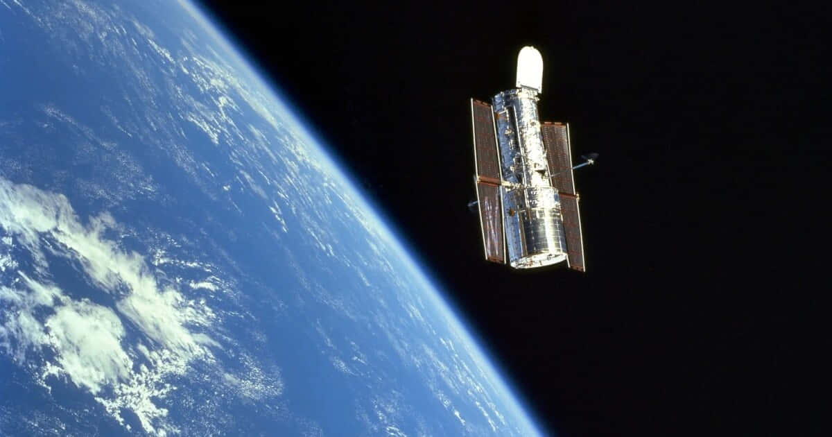  壁紙 — 哈伯太空望遠鏡在太空的漆黑背景下環繞地球運行，下方是地球藍色的彎曲地平線。