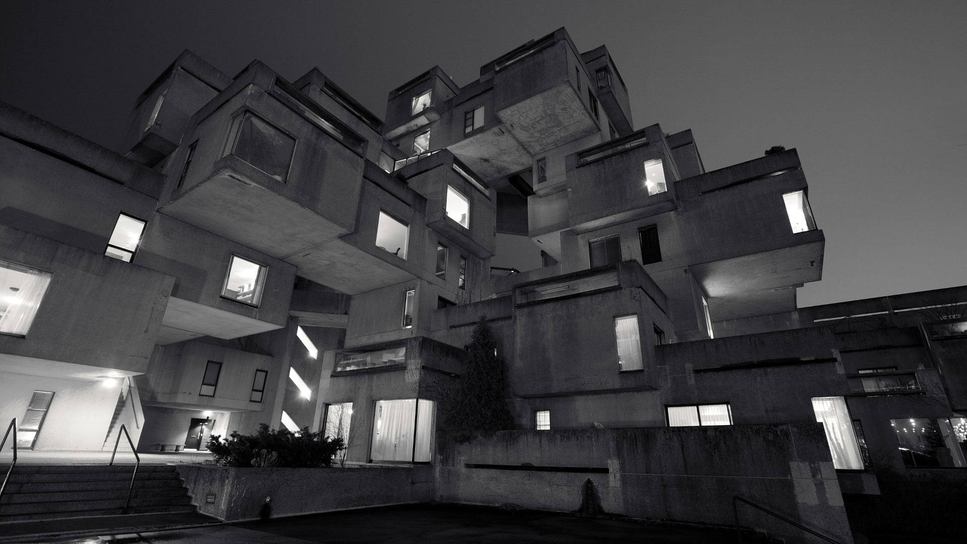 蒙特婁 桌布 壁紙 — Habitat 67 幾何混凝土結構的醒目黑白夜景照片，窗戶發光。