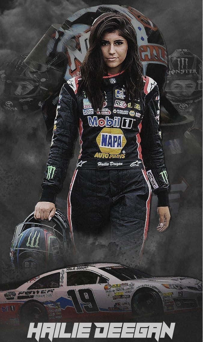  壁紙 — Hailie Deegan 自信地穿著賽車服，手持頭盔，背景有賽車和模糊的頭盔，煙霧繚繞。