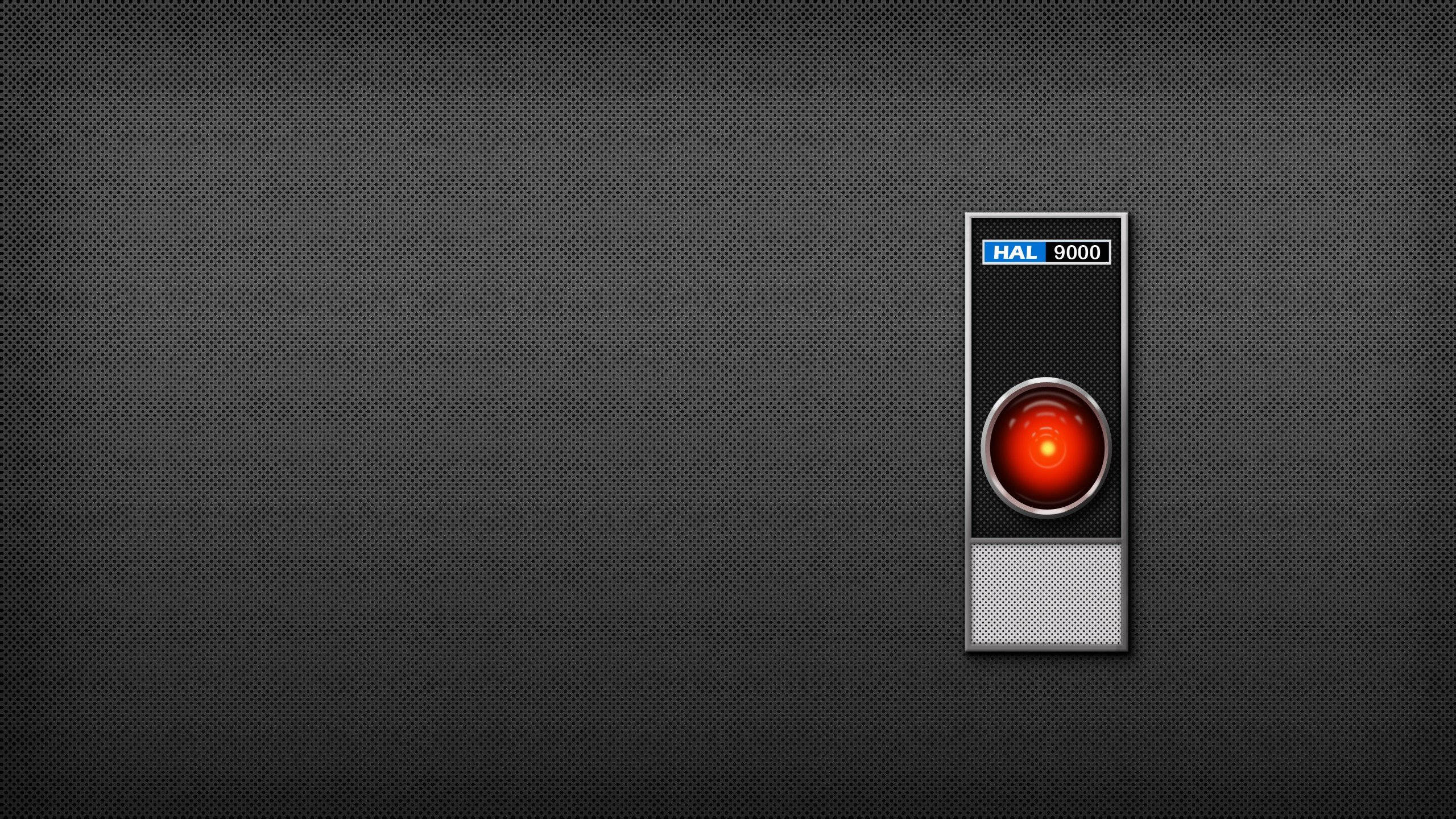 高清 桌布 壁紙 — HAL 9000 發光的紅色眼睛，背景為深色穿孔金屬。
