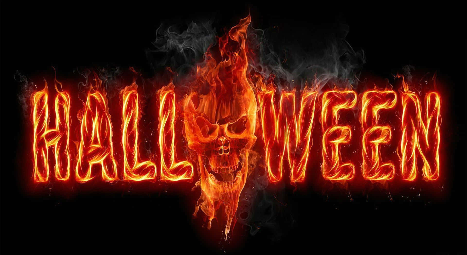 獅子 桌布 壁紙 — 「Halloween」一詞以火焰般的橙色字母燃燒，中央有一個燃燒的骷髏頭，背景為黑色。