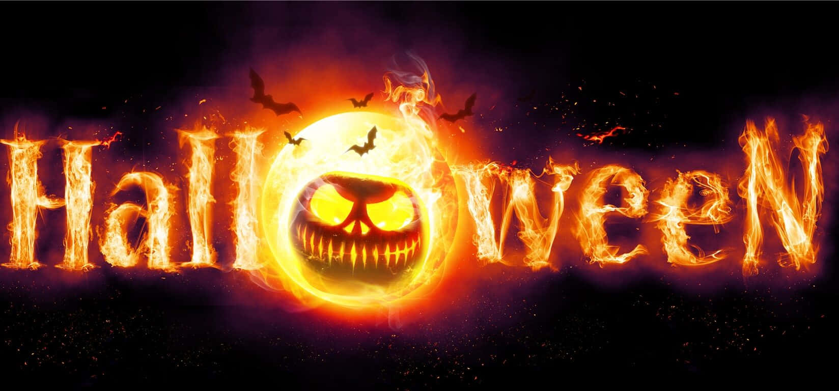萬聖節動圖 桌布 壁紙 — 「Halloween」一詞以火熱的橙色字母在黑暗的天空中燃燒，蝙蝠圍繞著發光的南瓜臉飛翔。
