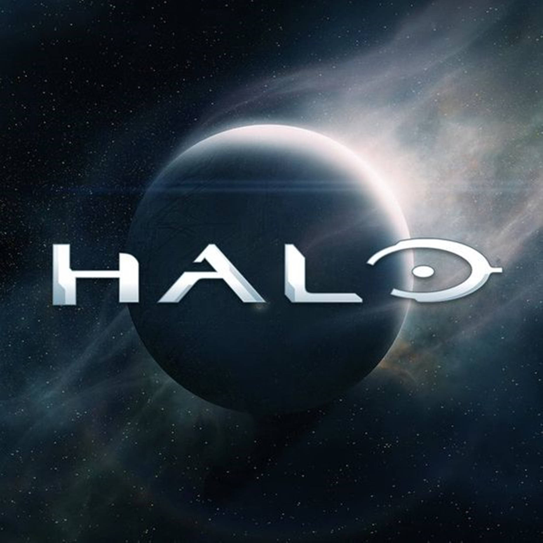 Xbox 桌布 壁紙 — Halo 標誌在黑暗行星和星雲的宇宙背景下閃耀著金屬銀色。
