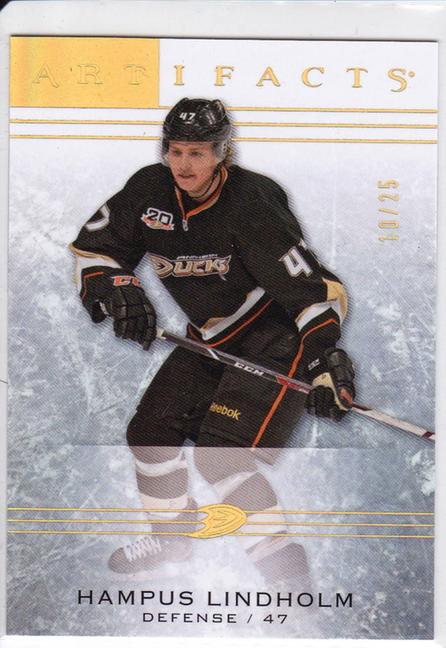 hockey 桌布 壁紙 — Hampus Lindholm 身穿黑色 Anaheim Ducks 球衣，在冰上滑冰，手持曲棍球棒，擺出動作姿勢。