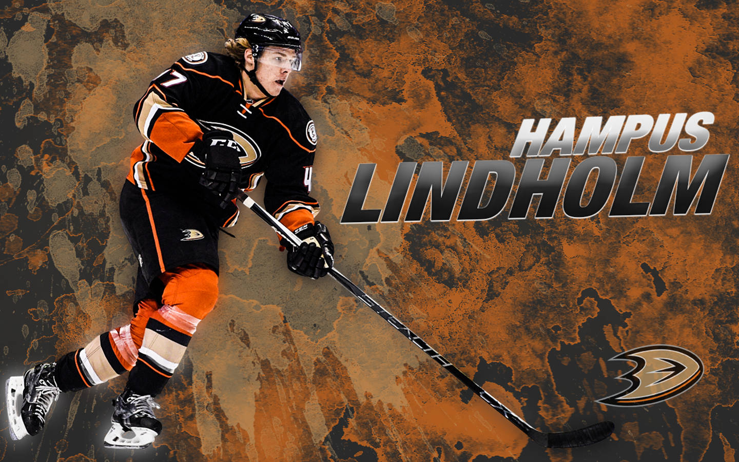 hockey 桌布 壁紙 — Hampus Lindholm 身穿黑色和橙色Ducks裝備，在紋理橙色背景下，在激烈的冰球比賽中持桿向前滑行。