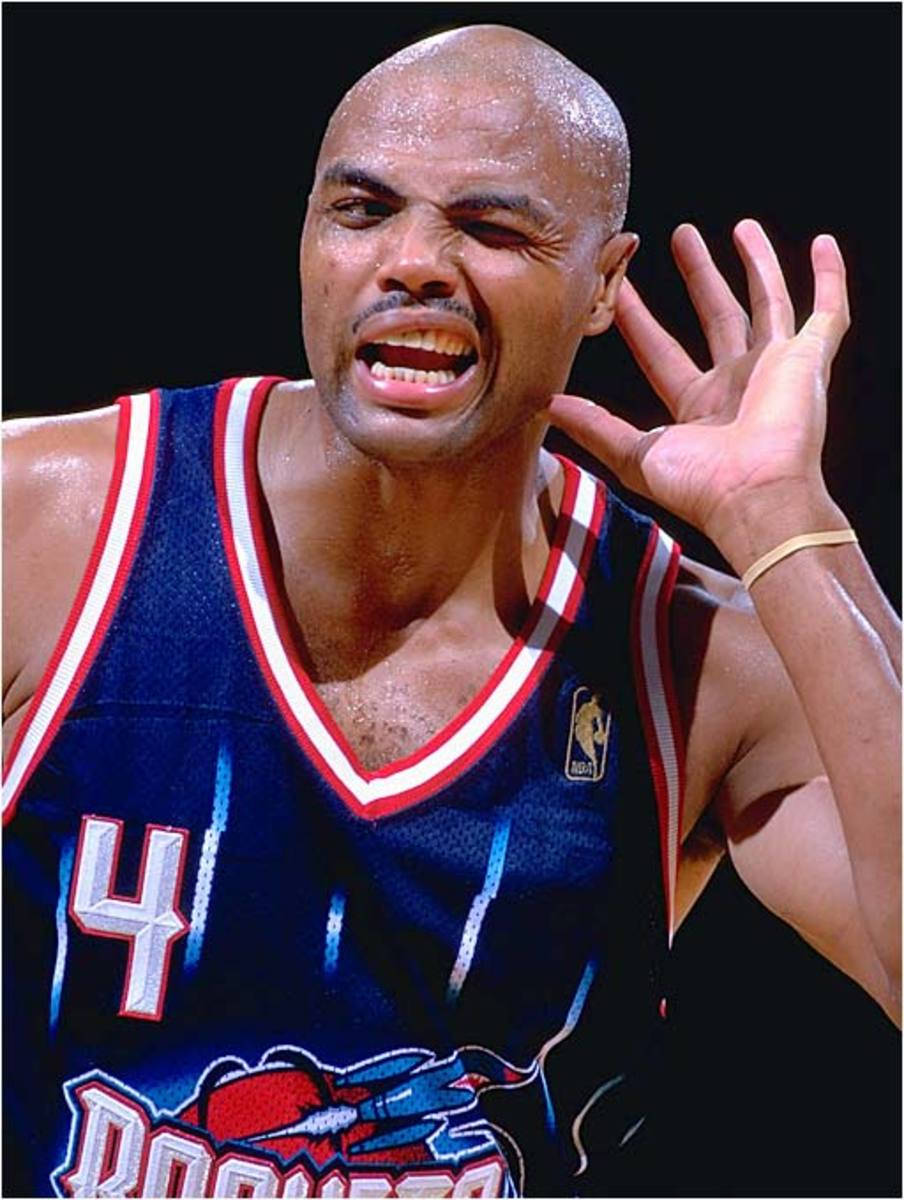 籃球運動員藍色球衣4號表情猙獰舉手。 — NBA 壁紙
