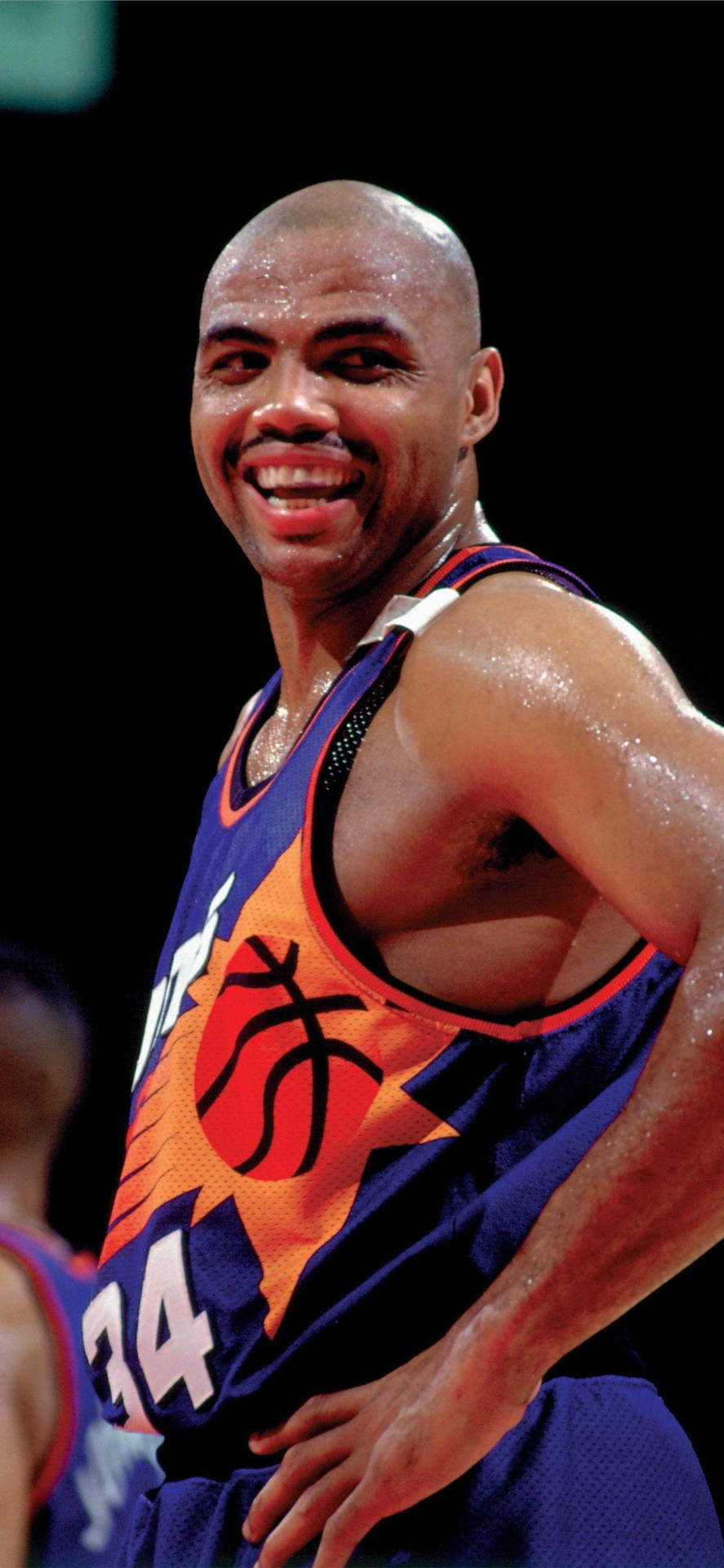 籃球運動員在比賽中穿著鳳凰城太陽隊球衣微笑 — NBA 壁紙