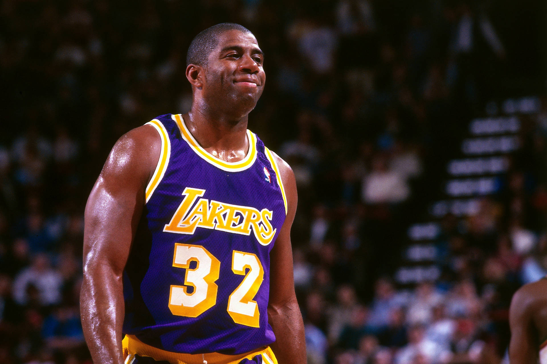 身穿湖人隊球衣的籃球運動員在比賽中微笑 — NBA 壁紙
