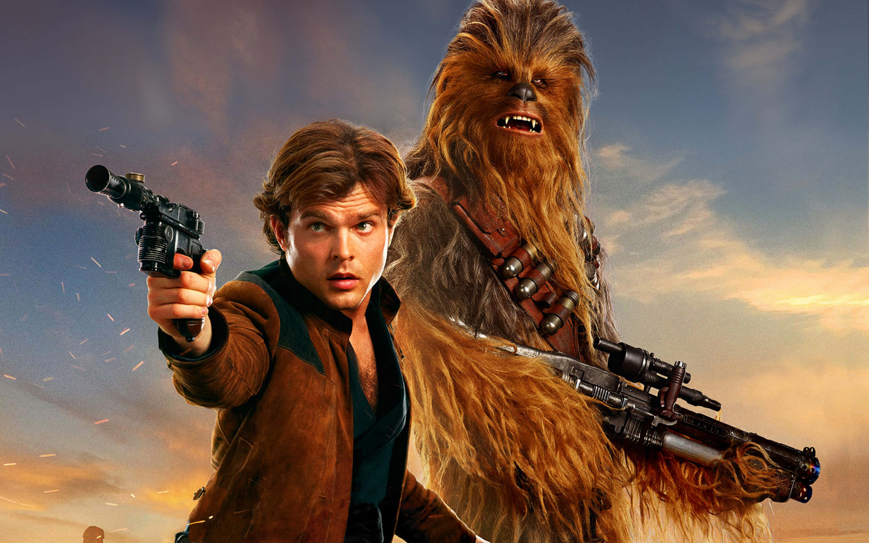 Solo A Star Wars Story 桌布 壁紙 — Han Solo 和 Chewbacca 準備好爆能槍，背景是熾熱的日落天空。