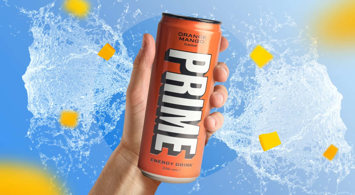  壁紙 — 一隻手拿著橙色Prime能量飲料罐，背景是動態藍色潑濺效果和漂浮的黃色立方體。