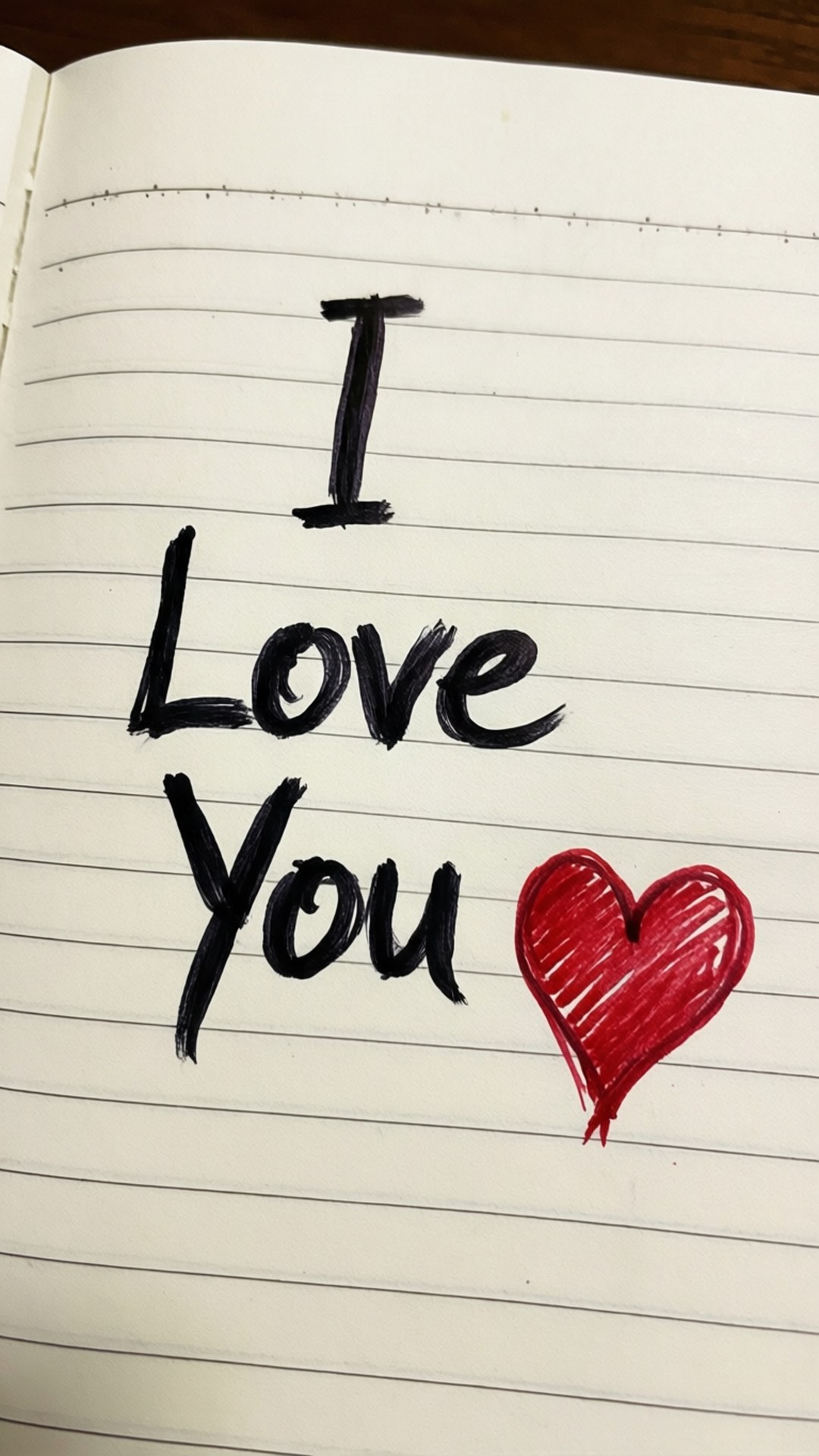 Handwritten Love Note 壁紙 — 用粗黑色馬克筆手寫的「I Love You」，旁邊畫了一個紅色愛心，在橫線筆記本紙上。