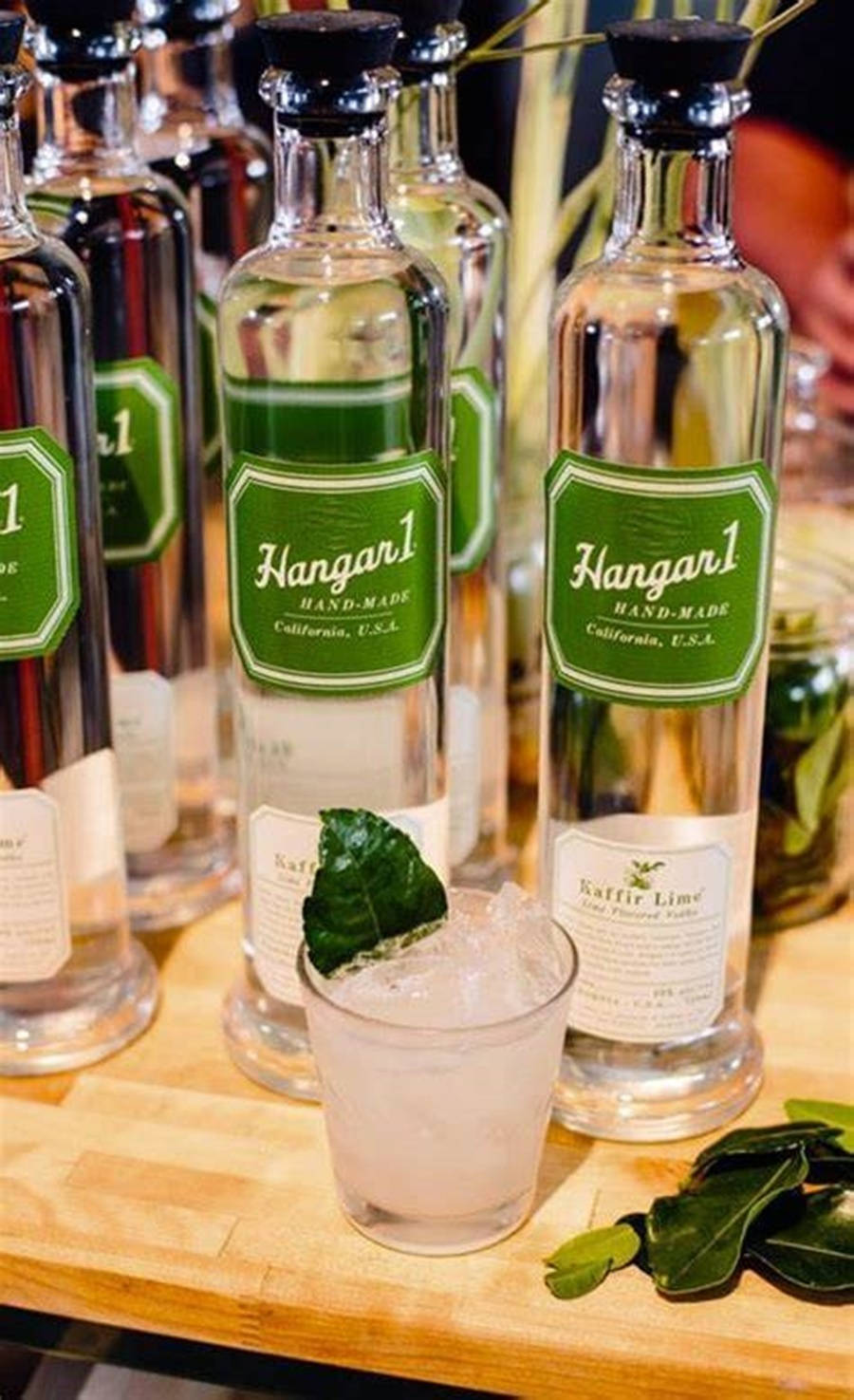 cocktail 桌布 壁紙 — Hangar 1 手工琴酒瓶和泰國青檸雞尾酒在木製托盤上的特寫。