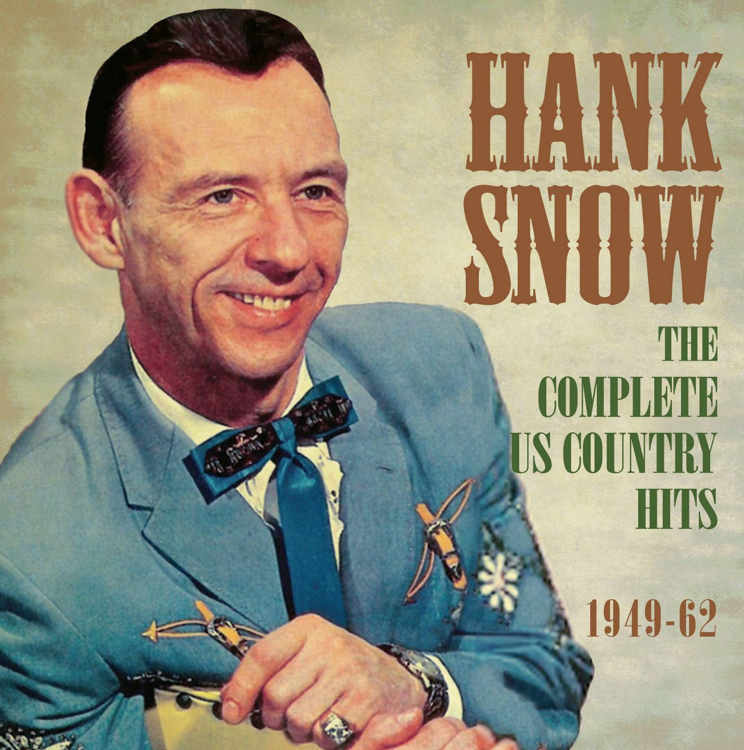 音樂 桌布 壁紙 — Hank Snow 身穿藍色西裝，搭配牛仔主題配件，在復古專輯封面上溫暖微笑。