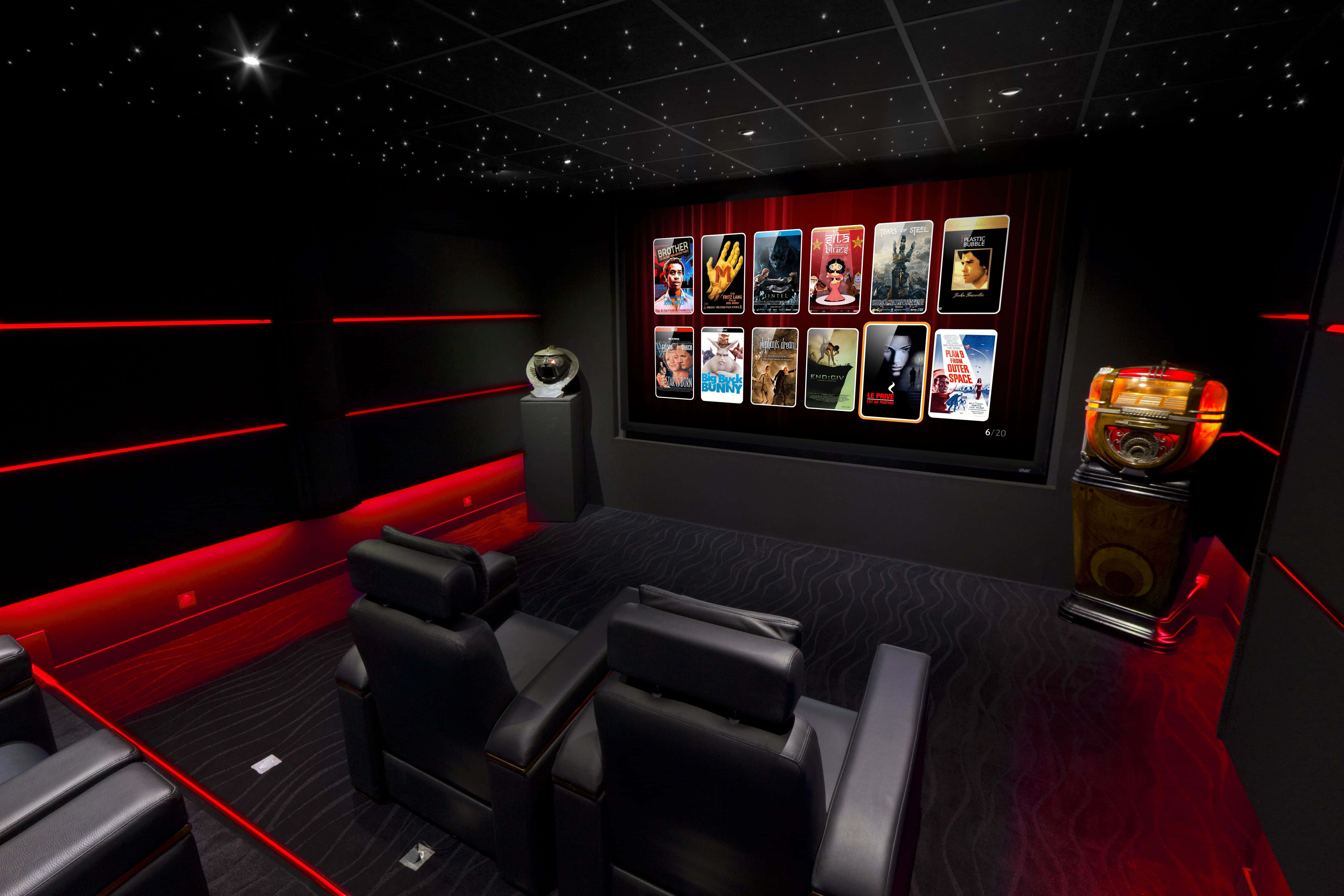 Home Cinema 桌布 壁紙 — 豪華家庭劇院，配有黑色皮革躺椅、紅色重點照明、星空天花板和復古點唱機。