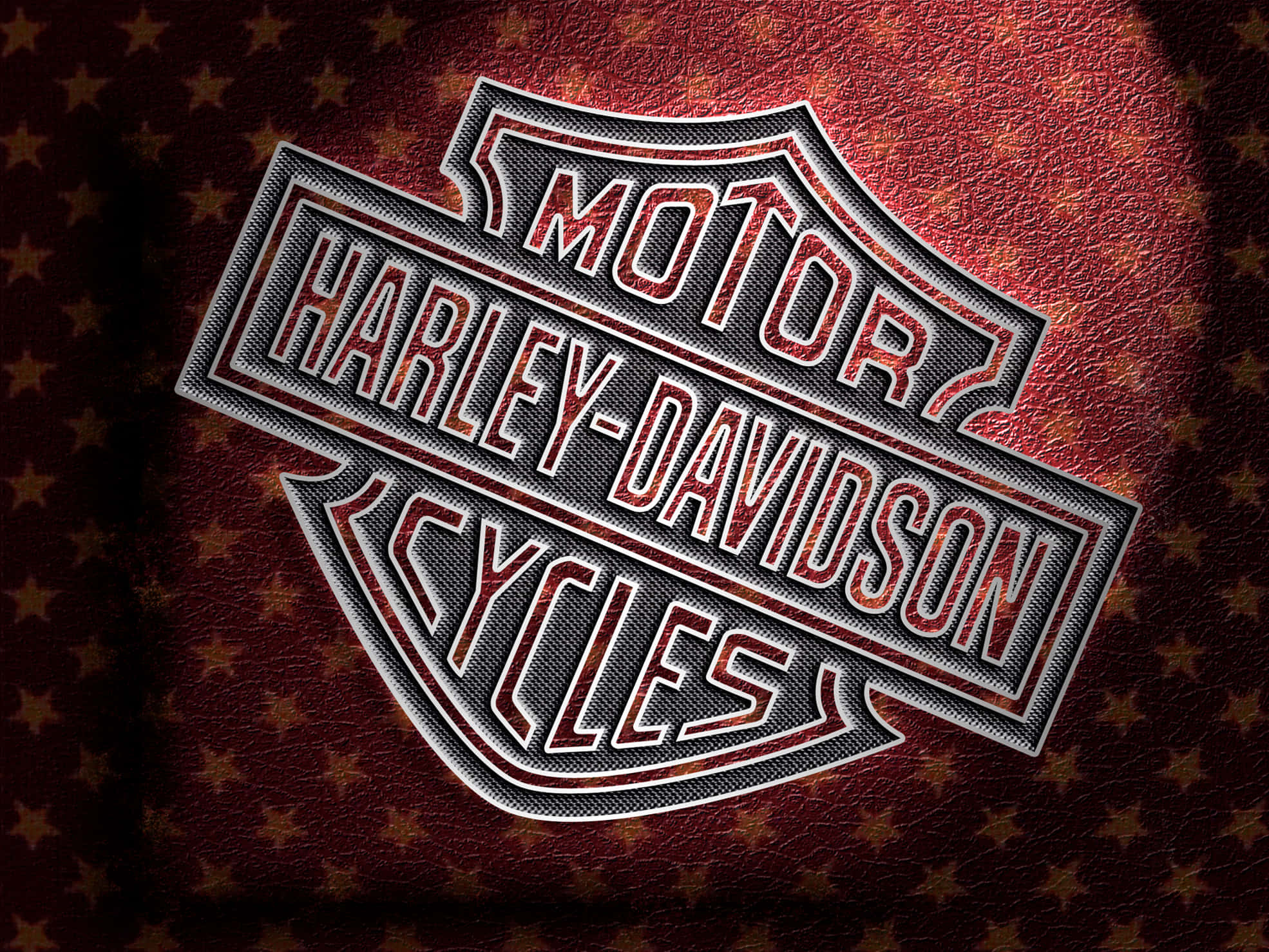 哈雷戴維森 桌布 壁紙 — Harley-Davidson 標誌徽章在帶有紋理的紅色皮革上閃耀，金色星星在柔和聚光燈下。