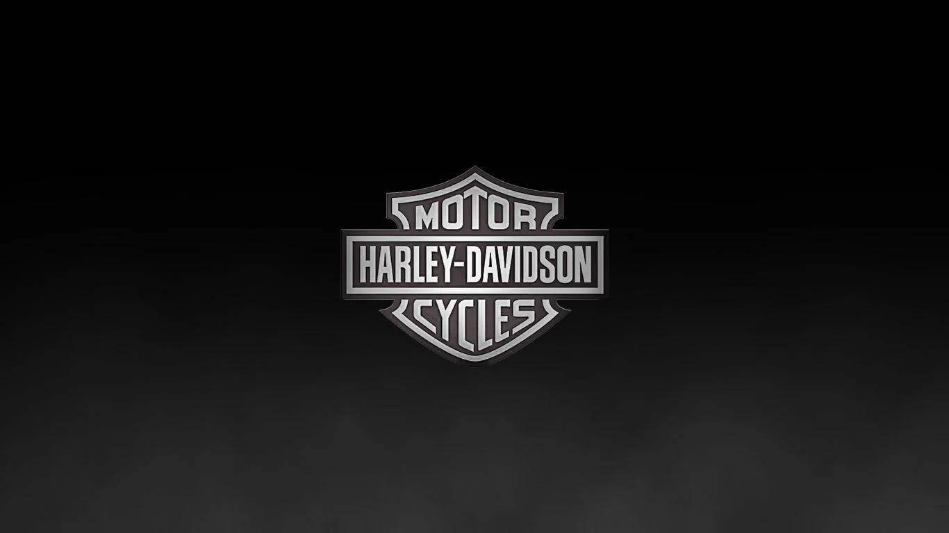 Harley 桌布 壁紙 — Harley-Davidson 標誌居中於深色漸變背景上，帶有金屬光澤。