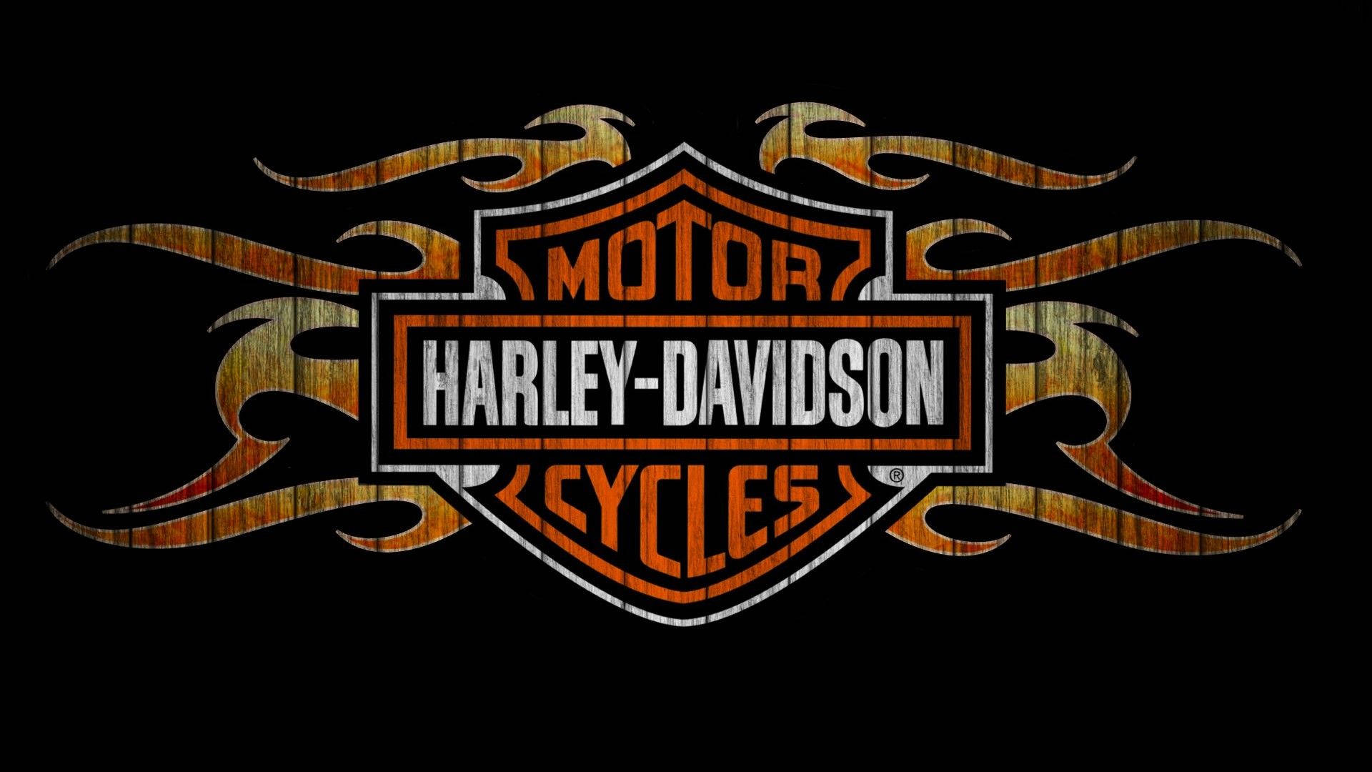 Harley 桌布 壁紙 — Harley-Davidson 標誌，帶有熾熱橙色火焰設計，黑色背景。