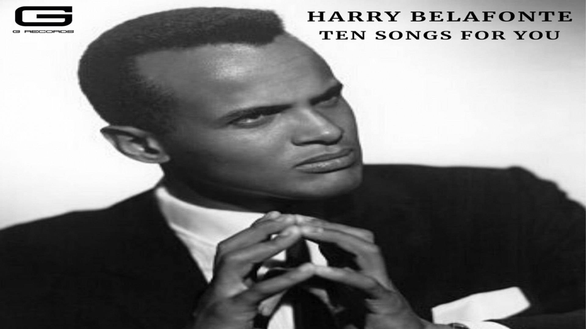 Singer 桌布 壁紙 — Harry Belafonte 的經典黑白肖像，雙手交疊靠近下巴，若有所思地望向一旁。