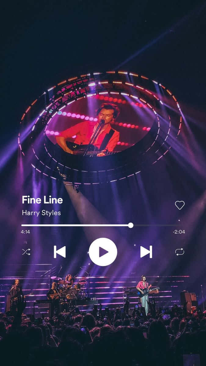  壁紙 — Harry Styles 在一個圓形舞台上表演，舞台被紫色和粉紅色的燈光籠罩，下方有觀眾。