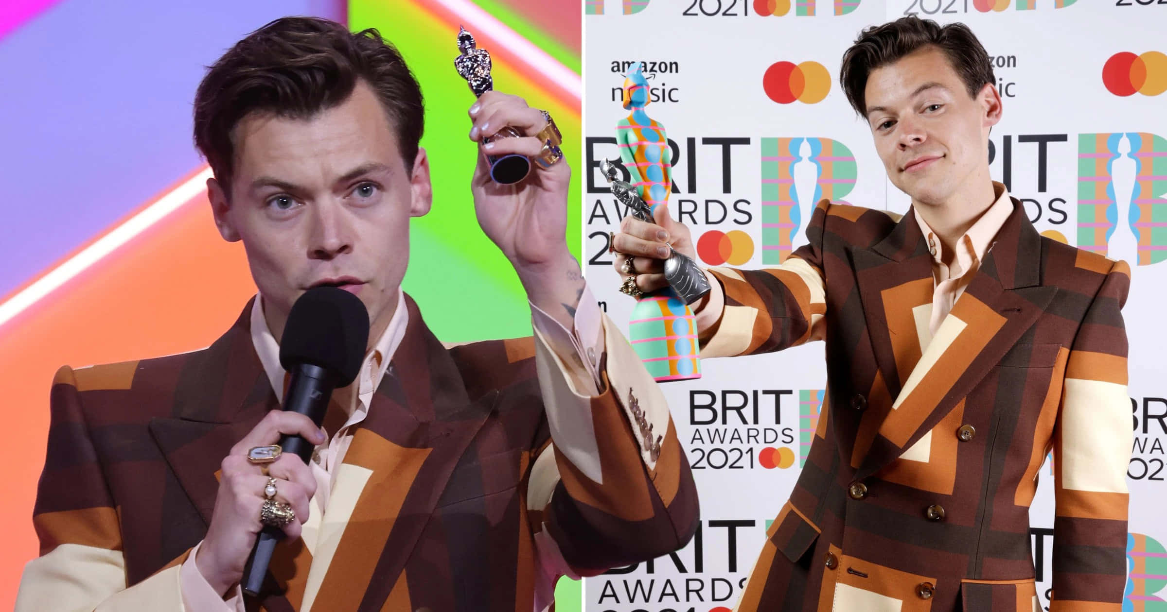 Harry Styles 2021 桌布 壁紙 — Harry Styles 在2021年全英音樂獎上手持獎盃和麥克風，身穿大膽的棕色和奶油色條紋西裝。
