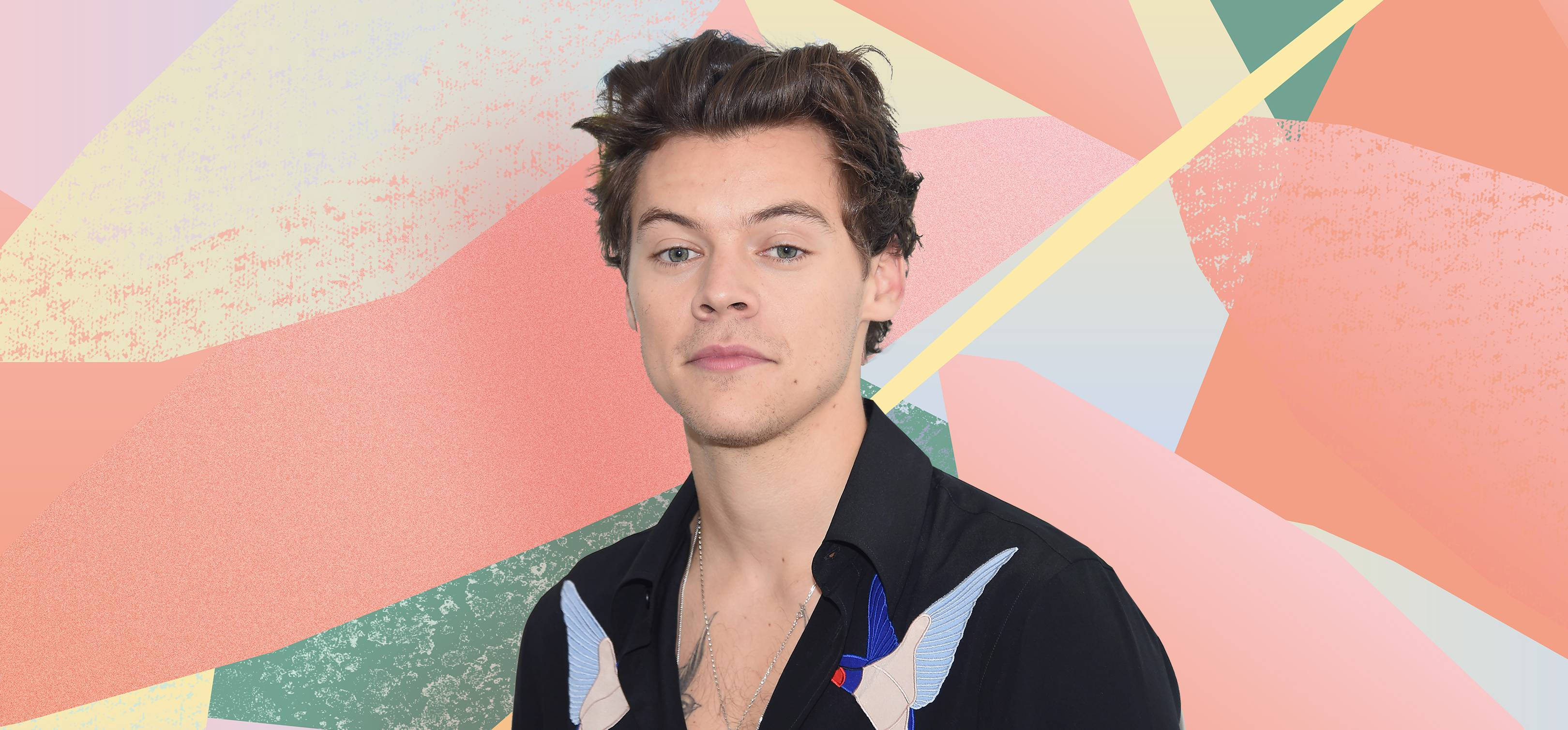哈利·史泰爾斯 桌布 壁紙 — Harry Styles 在充滿活力的粉彩幾何形狀抽象背景前自信地擺姿勢。