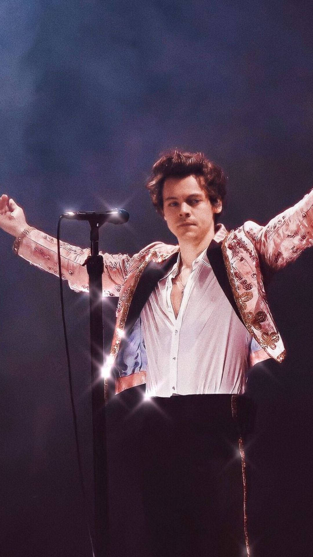 哈利·史泰爾斯 桌布 壁紙 — Harry Styles 在戲劇性的舞台燈光和煙霧中張開雙臂表演。