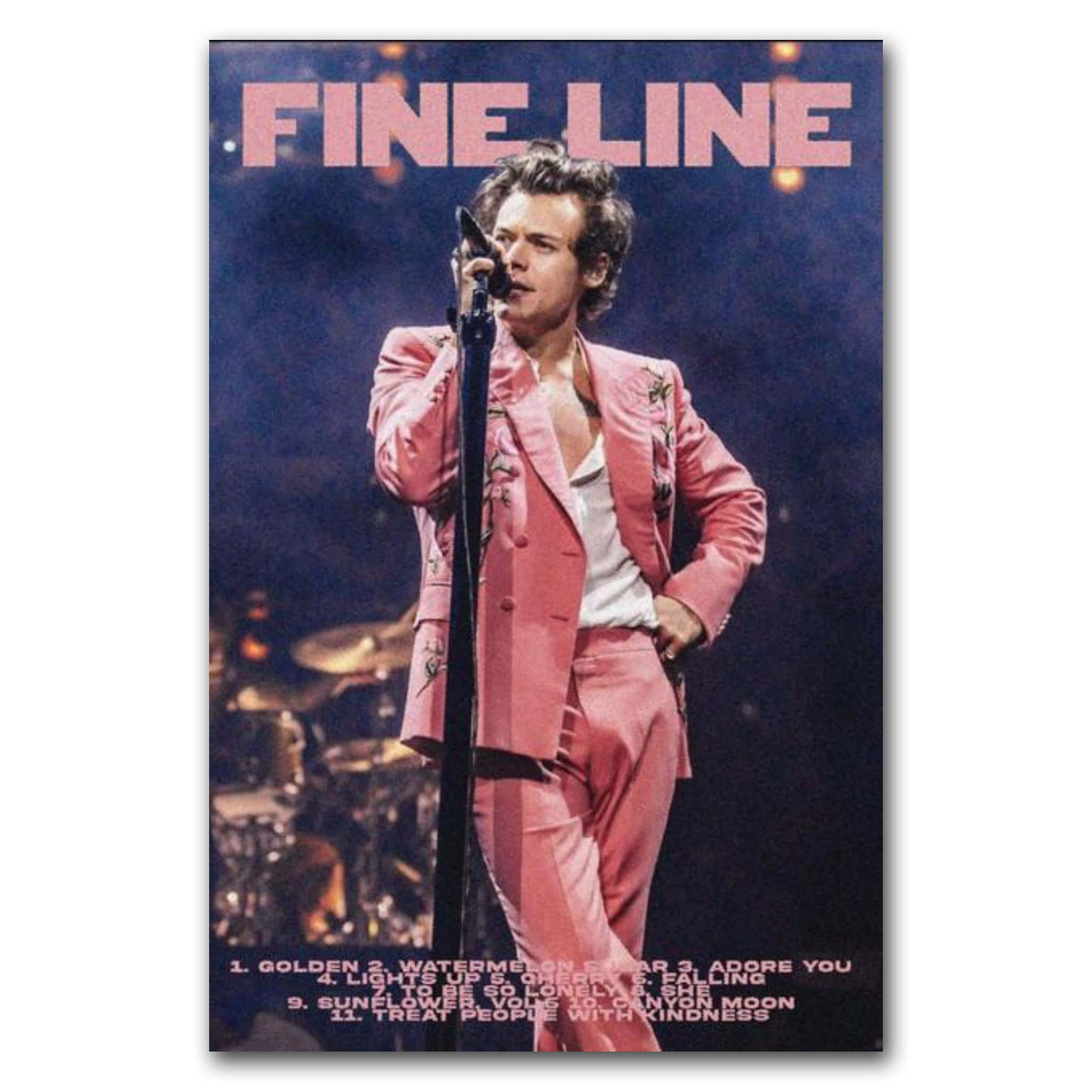 Harry Styles Fine Line 桌布 壁紙 — Harry Styles 在舞台上穿著粉紅色西裝，在舞台燈光下表演，專輯曲目列表清晰可見。