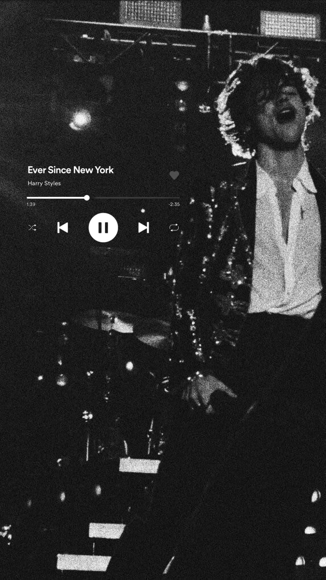 Harry Styles Black And White 桌布 壁紙 — Harry Styles 在黑白舞台上熱情表演，音樂播放器疊加顯示 'Ever Since New York'。