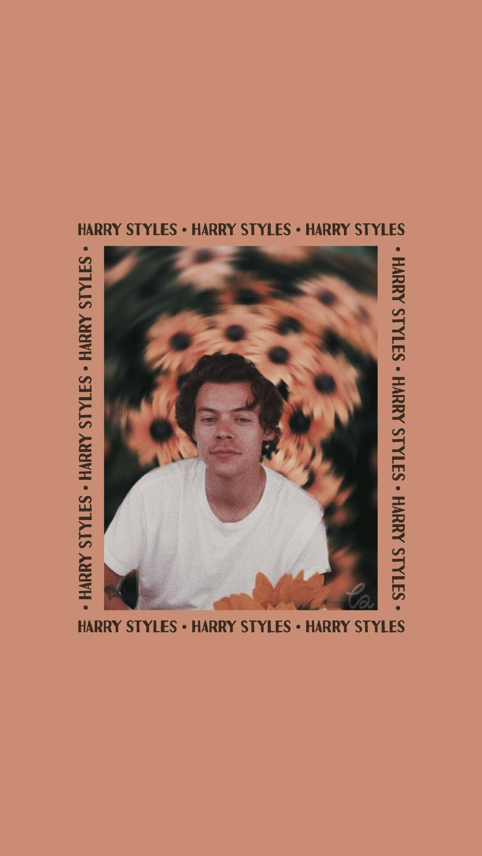 哈利·史泰爾斯 桌布 壁紙 — Harry Styles 身穿白色T恤，被向日葵環繞，背景為柔和蜜桃色，他的名字重複作為邊框。