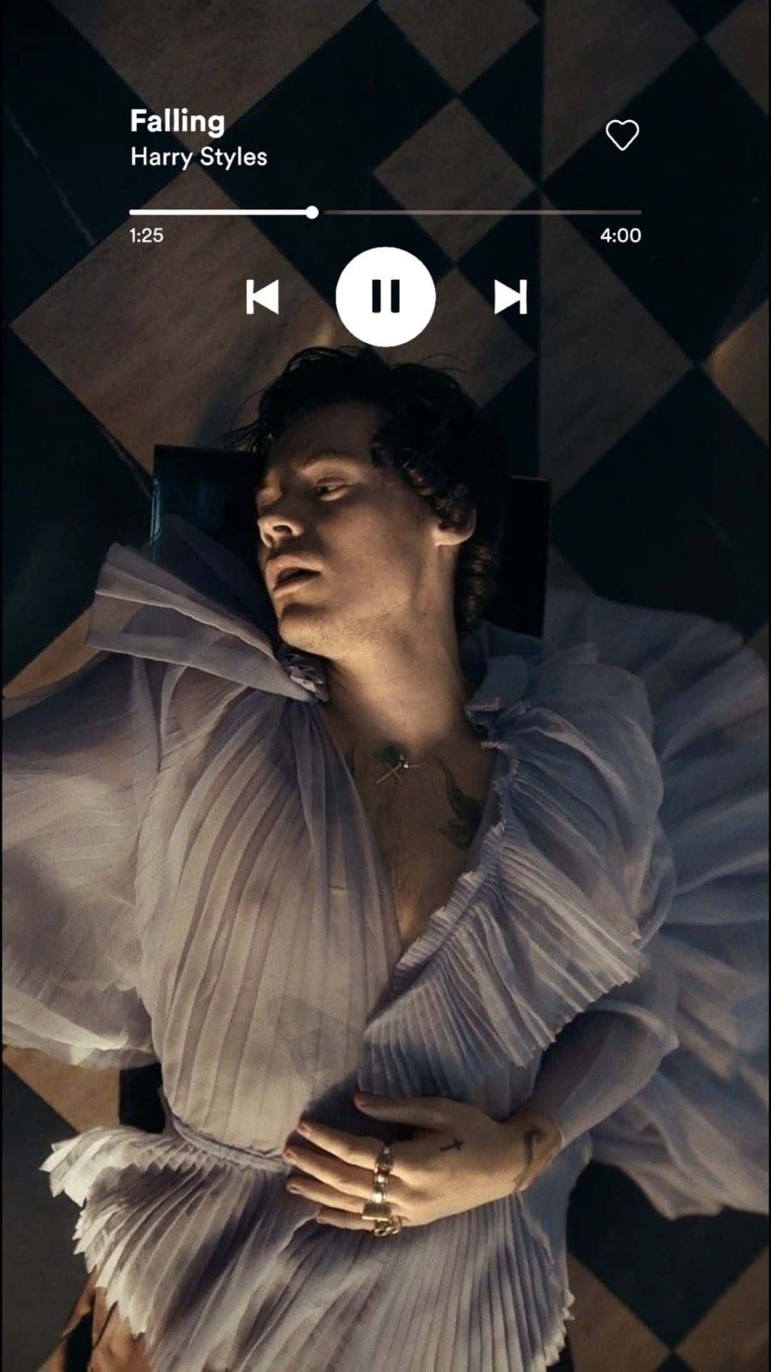 Harry Styles Fine Line 桌布 壁紙 — Harry Styles 躺在格子地板上，身穿飄逸的白色長袍，音樂播放器顯示他的歌曲 Falling。