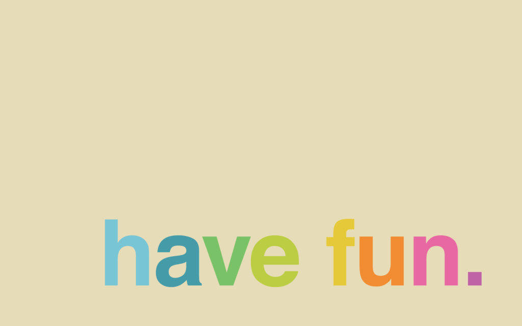 極簡桌面 桌布 壁紙 — 「have fun」這個短語用色彩繽紛、充滿玩味的小寫字母寫在純色米色背景上。