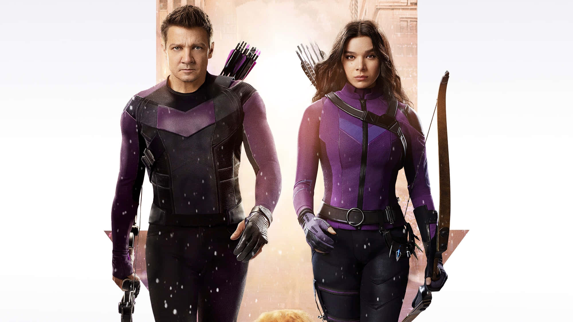 鷹眼 桌布 壁紙 — Hawkeye 和 Mockingbird 身穿紫色戰術裝備，手持弓箭，在雪景背景下蓄勢待發。