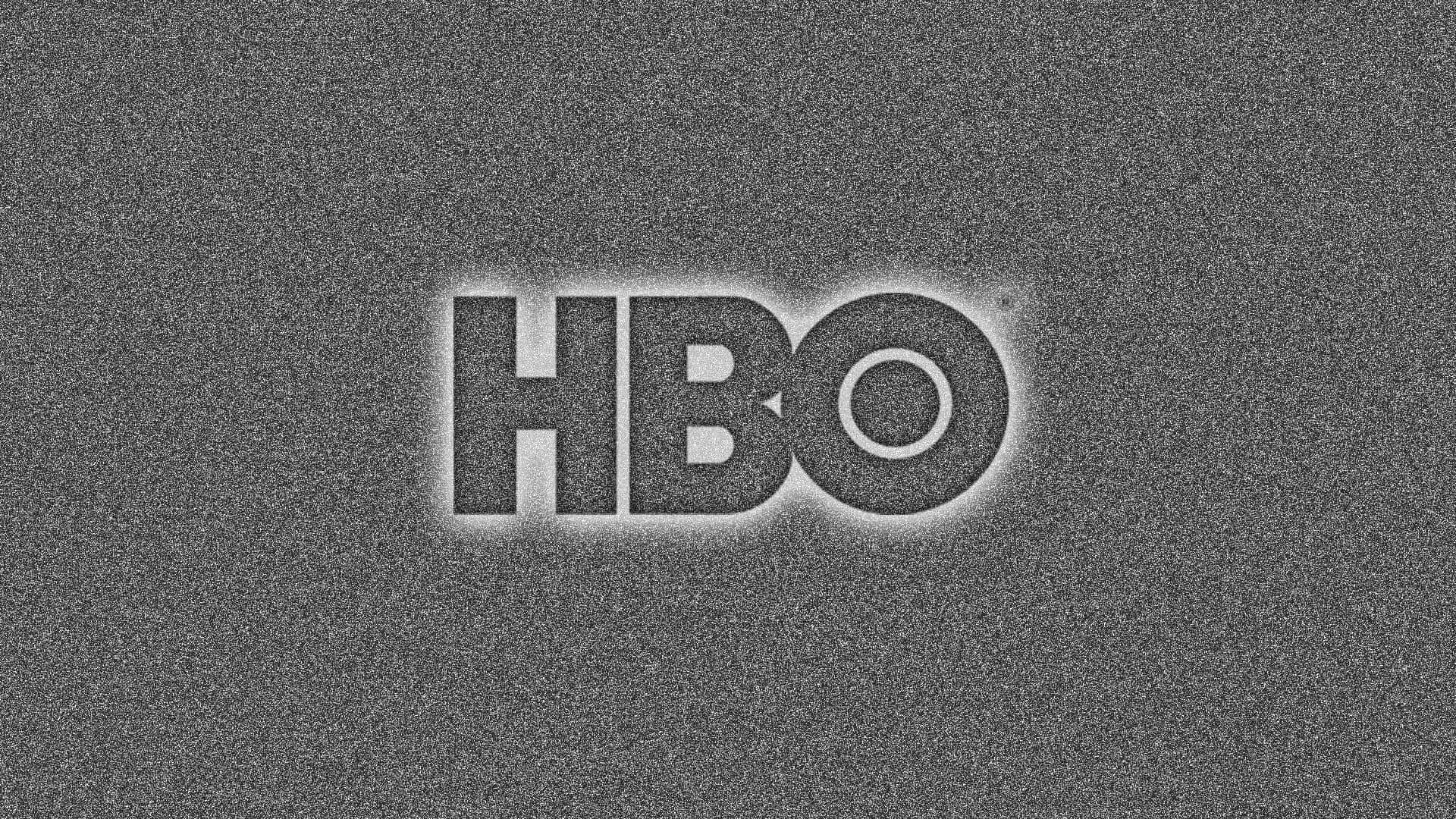  壁紙 — HBO 標誌在充滿顆粒感的靜態灰色背景上散發柔和光暈。