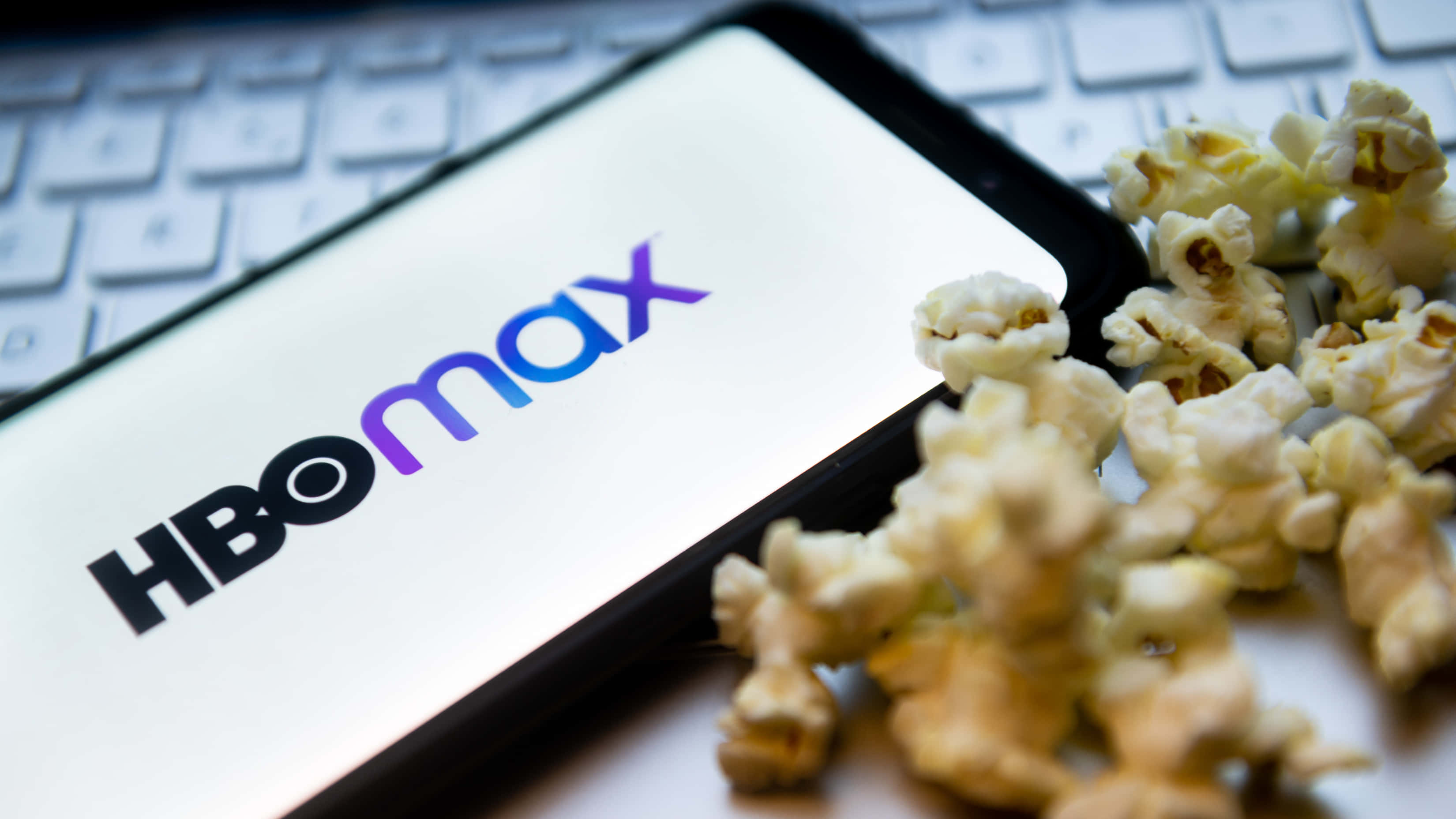 HBO Max 標誌在筆電旁搭配爆米花 壁紙