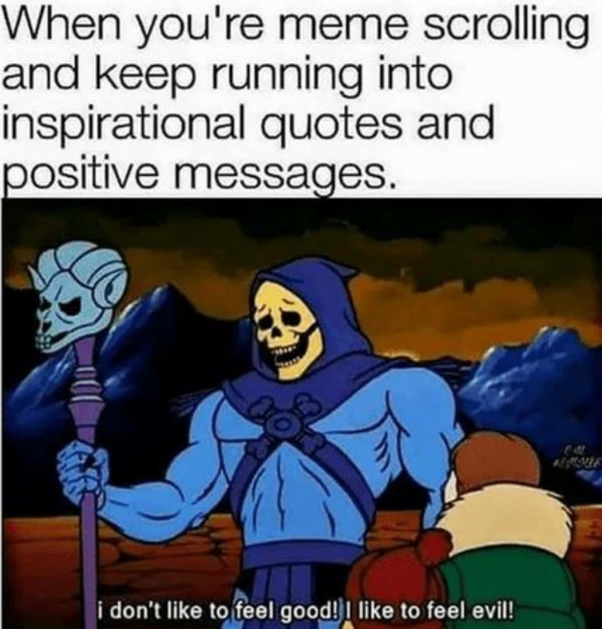 Dark Humor 桌布 壁紙 — He-Man 的 Skeletor 站著，手持骷髏頭杖，具有威脅性，而一個小角色在岩石景觀中抬頭看著他。