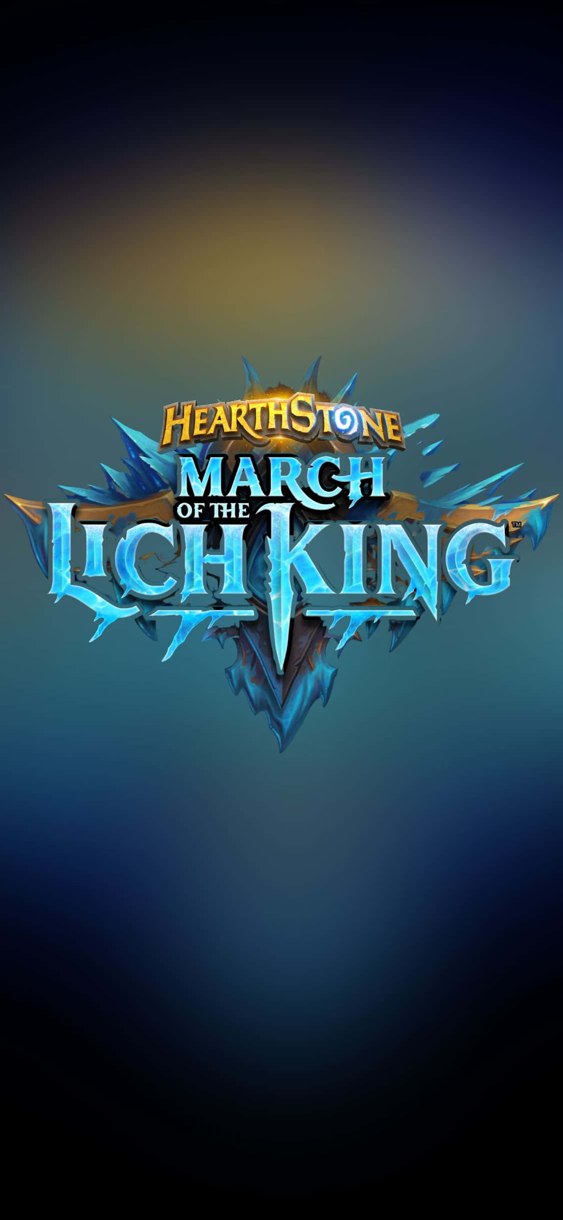 電玩遊戲 桌布 壁紙 — Hearthstone March of the Lich King 標誌在深色漸層背景上閃耀著冰藍色和金色。