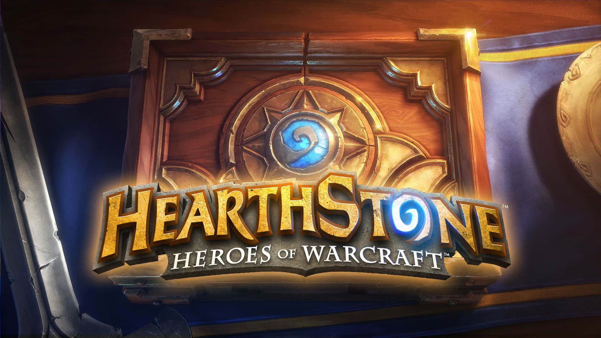 1920x1080 Hearthstone 桌布 壁紙 — Hearthstone 標誌在帶有複雜雕刻和藍色漩渦徽章的木框上溫暖地發光。