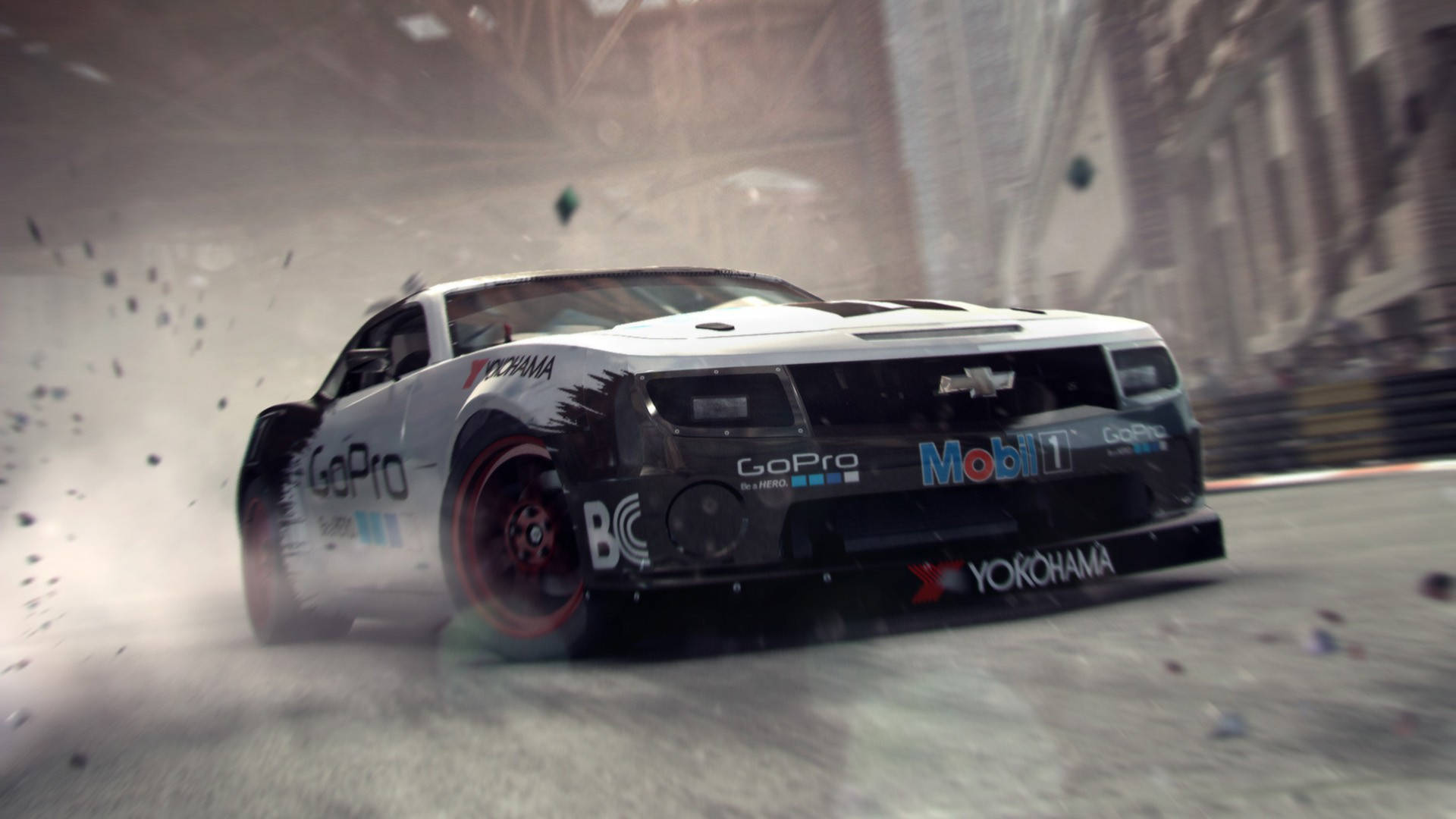 賽車在塵土飛揚的街道上飄移，碎片飛舞。 — Project Cars 2 壁紙