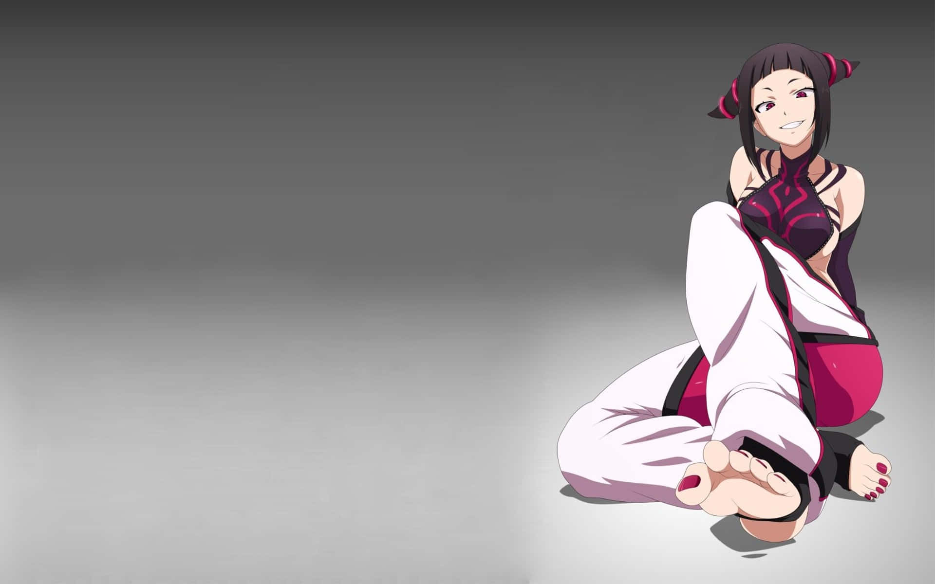  壁紙 — 黑髮紅角的動漫女孩赤腳坐在素淨的灰色地板上，穿著白色和紫色的服裝。