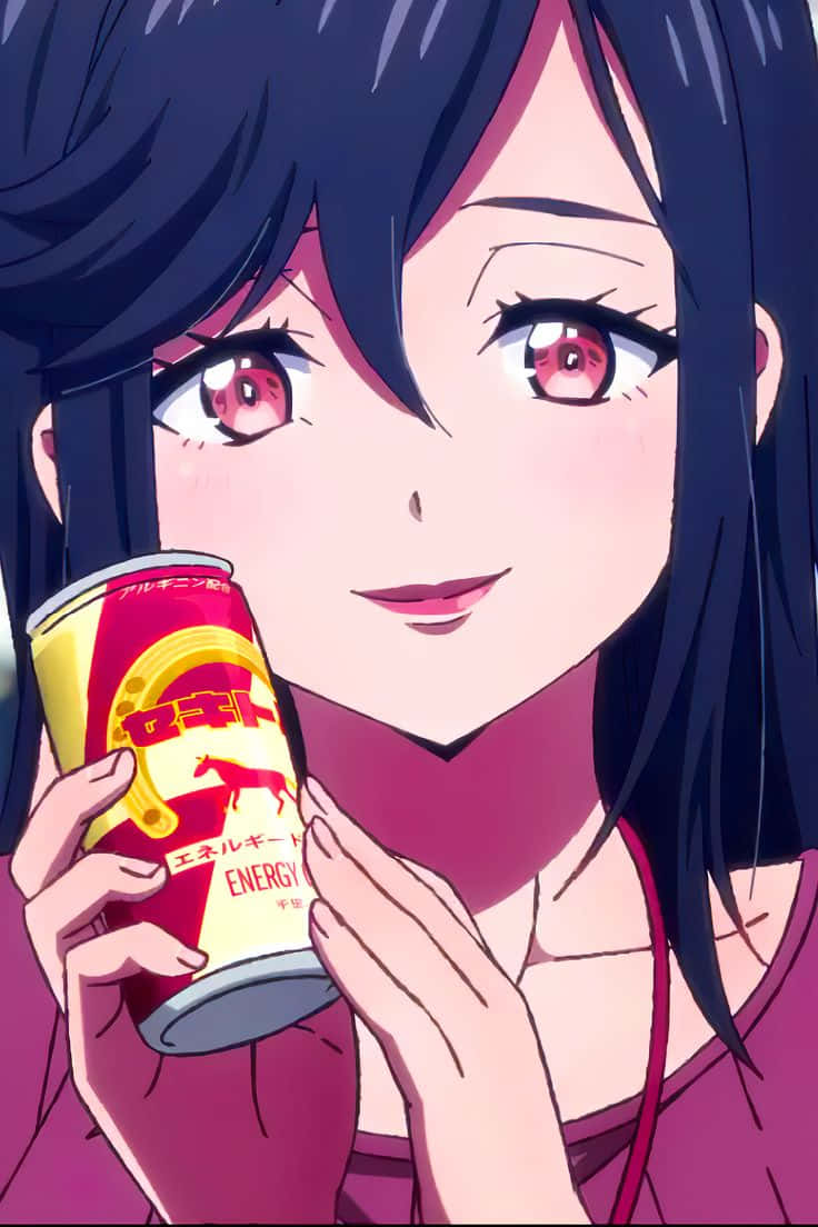  壁紙 — 黑髮紅眼動漫女孩微笑著手持紅黃能量飲料罐。
