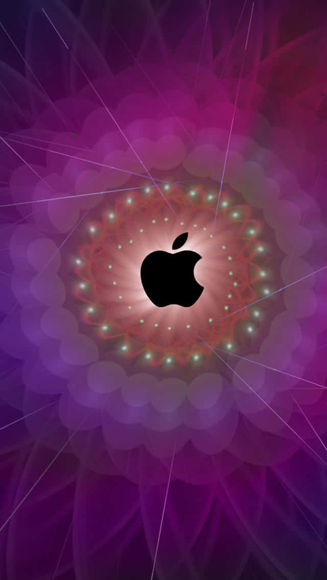  壁紙 — 一個黑色Apple標誌置中於散發光芒的紫色和粉紅色碎形圖案中，帶有發光的綠色點點。